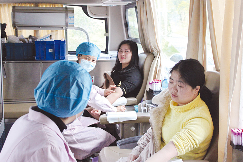 今年会com Environment organizes employees to donate blood for free