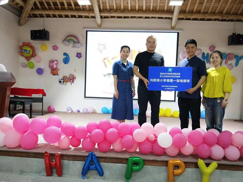 Bian Yu donated pianos on behalf of Zhuji New Generation Entrepreneurs Association